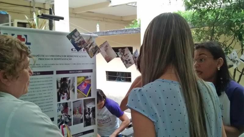 Uma feira expositiva (foto) em alusão a Dia Mundial dos Cuidados Paliativos, comemorado no 2° sábado de outubro, foi realizada nesta quarta-feira (31), no Hospital Ophir Loyola. Os cuidados paliativos promovem a qualidade de vida de pacientes e respectivos familiares, que enfrentam doenças ameaçadoras da continuidade da vida, por meio da prevenção e do alívio do sofrimento. Essa assistência especializada ocorre em diferentes níveis de atuação: ambulatório, internação e assistência domiciliar. A programação foi realizada com abordagem individual e orientações, entrega de panfletos e folders, apresentação de pôsteres e vídeos explicativos.
FOTO: ASCOM / HOL
DATA: 31.10.2018
BELÉM - PARÁ <div class='credito_fotos'>Foto: ASCOM HOL | <a href='/midias/2018/originais/b0d37b74-27ca-42ec-b91a-584445883733.jpg' download><i class='fa-solid fa-download'></i> Download</a></div>