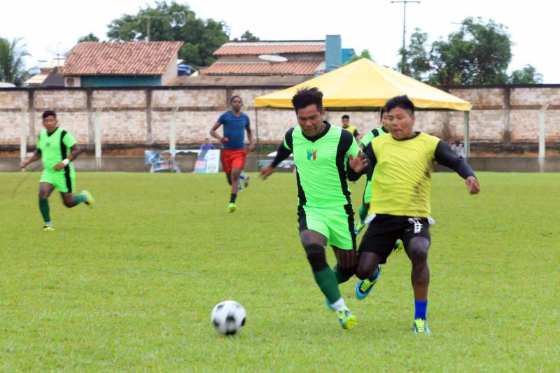 O que na aldeia é uma ferramenta de caça, na Semana dos Povos Indígenas vira uma das modalidades esportivas mais aguardadas. A competição de arco e flecha levou ao Estádio Municipal Turcão, no centro de São Félix do Xingu, município do sudeste do Pará, um dos símbolos da cultura dessas comunidades. Entre índios jovens, que saem na floresta à procura de comida, aos velhos caciques, que chefiam as aldeias, 15 participaram da competição, exibindo precisão e habilidade. Para eles, mais importante do que competir é poder estar a lado dos irmãos, que vêm de diversas partes do País para o evento. Um deles é Paulinho Juruna, 33 anos, que saiu do Estado do Mato Grosso e viajou por quase dois dias para participar da semana em São Félix. “Nosso povo veio com muita alegria ao Pará. A gente nunca tinha estado aqui. Temos gratidão com a Prefeitura de São Félix pelo convite. Agora, posso mostrar minha habilidade com o arco e flecha aos parentes Kayapó da região. E, quem sabe, aprender com eles”, disse Paulinho Juruna, acrescentando que “usamos a flecha basicamente para caçar. Mais para a pesca. É como se fosse o anzol de vocês”. Na foto, os atletas do futebol masculino.
FOTO: RODOLFO OLIVEIRA / AG. PARÁ
DATA: 17.04.2018
SÃO FÉLIX DO XINGU - PARÁ <div class='credito_fotos'>Foto: Rodolfo Oliveira/Ag. Pará | <a href='/midias/2018/originais/b0ddb30c-b4e2-48a3-ba71-3e742e5183dc.jpg' download><i class='fa-solid fa-download'></i> Download</a></div>