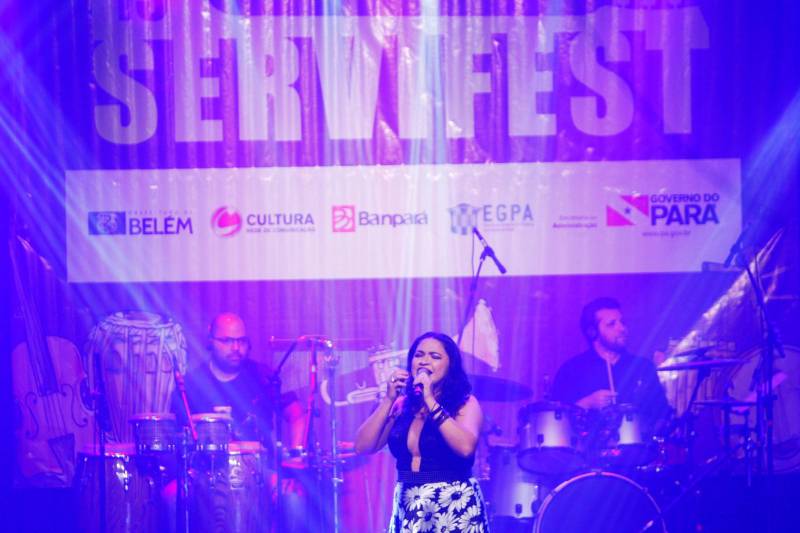 Uma noite que resgatou a tradição dos festivais de música, revelou talentos dentro do funcionalismo público, e ainda fez história. Foi assim a final do Servifest – Festival de Música do Servidor Público, na noite desta sexta-feira (17), na Estação Gasômetro, Parque da Residência. Em sua 15ª edição, o festival teve pela primeira vez um campeão do interior do estado: o servidor Wander de Andrade, da Seduc/ Santarém. Com “Braços da Espera”, interpretada por sua mulher Adria Góes (foto), ele levou pra casa 15 mil reais pela premiação e arrebatou o público com a poesia de um homem que espera pela sua amada em um cais no município de Óbidos, onde o servidor nasceu. “Essa música foi inspirada em uma história real. Foi uma grande surpresa ter vencido esse festival, e confesso que a ficha ainda não caiu. Agradeço ao Governo do Estado por dar voz ao funcionalismo público e proporcionar momentos como esse”, disse o campeão da noite.
FOTO: THIAGO GOMES / AG. PARÁ
DATA: 17.11.2017
BELÉM - PARÁ <div class='credito_fotos'>Foto: Thiago Gomes /Ag. Pará | <a href='/midias/2018/originais/b0e182f2-d41f-40e4-b310-914e720313a9.jpg' download><i class='fa-solid fa-download'></i> Download</a></div>