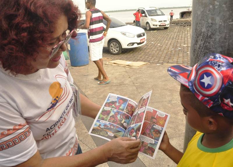 Em Belém, a ação educativa, com orientação, distribuição de cartazes aos donos de barcos e folders e gibis educativos à população, foi realizada no porto da Feira do Açaí pela Coordenação Estadual de Mobilização Social da Sespa e, no Porto da Palha, pela Fundação Jorge Duprat Figueiredo de Segurança e Medicina do Trabalho (Fundacentro)
FOTO: JOSÉ PANTOJA / ASCOM SESPA
DATA: 03.07.2018
BELÉM - PARÁ <div class='credito_fotos'>Foto: José Pantoja / Ascom Sespa | <a href='/midias/2018/originais/b0e4e009-e846-4c6b-bac6-6cfb8e4eaf3c.jpg' download><i class='fa-solid fa-download'></i> Download</a></div>