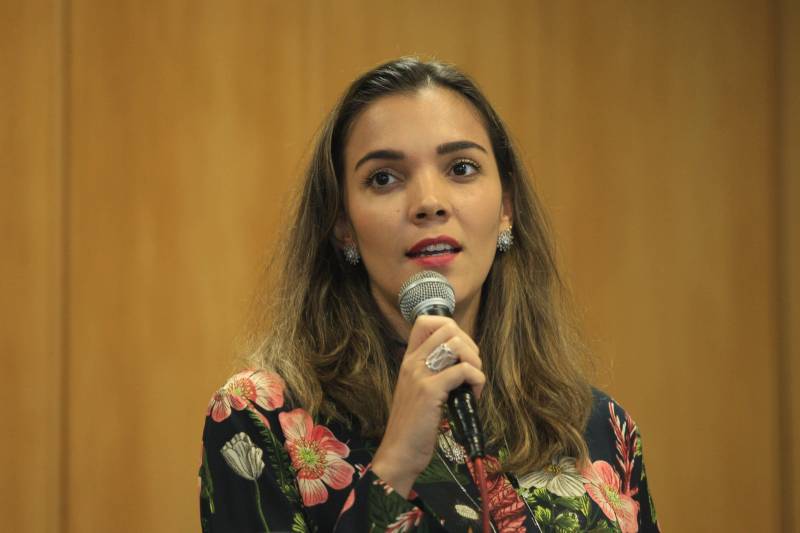 A Secretaria de Estado da Fazenda (Sefa) lançou nesta quarta-feira (09) o serviço de parcelamento de impostos estaduais pela internet. O evento, destinado a empresários e contadores, foi realizado no auditório da Escola de Governança Pública (EGPA), em Belém. Podem ser parcelados pela internet o Imposto sobre Operações Relativas à Circulação de Mercadorias e sobre Prestações de Serviços de Transporte Interestadual e Intermunicipal e de Comunicação (ICMS); Imposto sobre a Propriedade de Veículos Automotores (IPVA); Imposto sobre a Transmissão Causa Mortis e Doação de quaisquer bens ou direitos (ITCD); Taxa de Controle, Acompanhamento e Fiscalização das Atividades de Exploração e Aproveitamento de Recursos Hídricos (TFRH); Taxa de Controle, Acompanhamento e Fiscalização das Atividades de Pesquisa, Lavra, Exploração e Aproveitamento de Recursos Minerais (TFRM); Taxa de Serviços de Arrecadação por Documento de Arrecadação Estadual (DAE) e Dívida Ativa Não Tributária (Dant). Os débitos podem ser pagos em até 60 parcelas, desde que o valor da cada parcela não seja menor que 50 Unidades Padrão Fiscal do Pará (UPF-PA), que hoje é de R$ 3,3271. Na foto, Kelly Neves, da Diretoria de Tecnologia.
FOTO: MÁCIO FERREIRA / AG. PARÁ
DATA: 09.05.2018
BELÉM - PARÁ <div class='credito_fotos'>Foto: MÁCIO FERREIRA/ AG. PARÁ | <a href='/midias/2018/originais/b0e9bb2e-6098-43c4-a9f9-e95a3ad725db.jpg' download><i class='fa-solid fa-download'></i> Download</a></div>