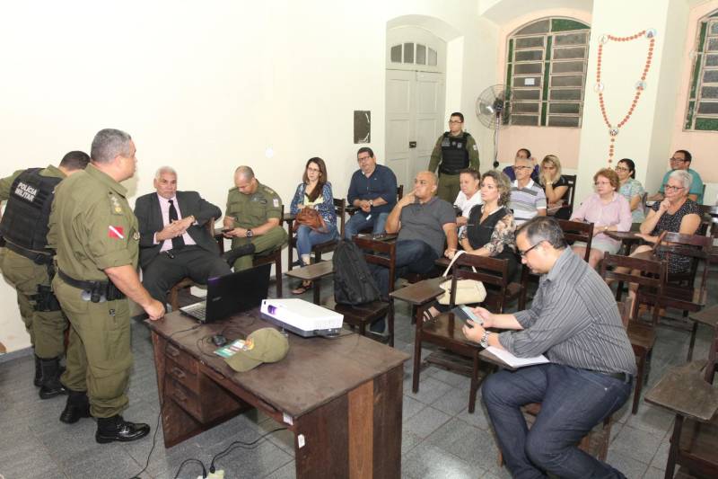 Na quarta-feira (14), foi lançado em uma reunião com integrantes do “Vizinhança em Alerta” e policiais do 2° Batalhão, o PrecComunidade, um programa de redução de criminalidade. O primeiro passo do programa vai ser a realização de reuniões frequentes, nas quais serão estabelecidas metas, e a partir dessas metas, serão definidas ações policiais e não policiais. Na foto, o major Luiz Octavio Rayol, comandante do 2° Batalhão.
FOTO: CARLOS SODRÉ / AG. PARÁ
DATA: 14.03.2018
BELÉM - PARÁ <div class='credito_fotos'>Foto: CARLOS SODRÉ / AG. PARÁ | <a href='/midias/2018/originais/b0f03241-ab41-45fd-b9fa-08740b35a433.jpg' download><i class='fa-solid fa-download'></i> Download</a></div>