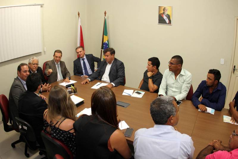 Representantes do Consórcio Belo Monte se reuniram na noite desta quarta-feira (23), em Belém, com o chefe da Casa Civil da Governadoria, Adenauer Góes, e o procurador-geral do Estado do Pará, Ophir Cavalcante Junior, para discutir o ordenamento jurídico da Lei de Criação do Fundo Xingu Sustentável. A reunião foi solicitada pelo presidente da Assembleia Legislativa do Pará, deputado Márcio Miranda, e contou ainda com a participação do secretário adjunto da Secretaria de Estado de Desenvolvimento, Econômico, Mineração e Energia, Alex Moreira.
FOTO: CRISTINO MARTINS / AG. PARÁ
DATA: 23.05.2018
BELÉM - PARÁ <div class='credito_fotos'>Foto: Cristino Martins/Ag. Pará | <a href='/midias/2018/originais/b0f06d15-25b5-4294-9b91-e06fef2f0245.jpg' download><i class='fa-solid fa-download'></i> Download</a></div>