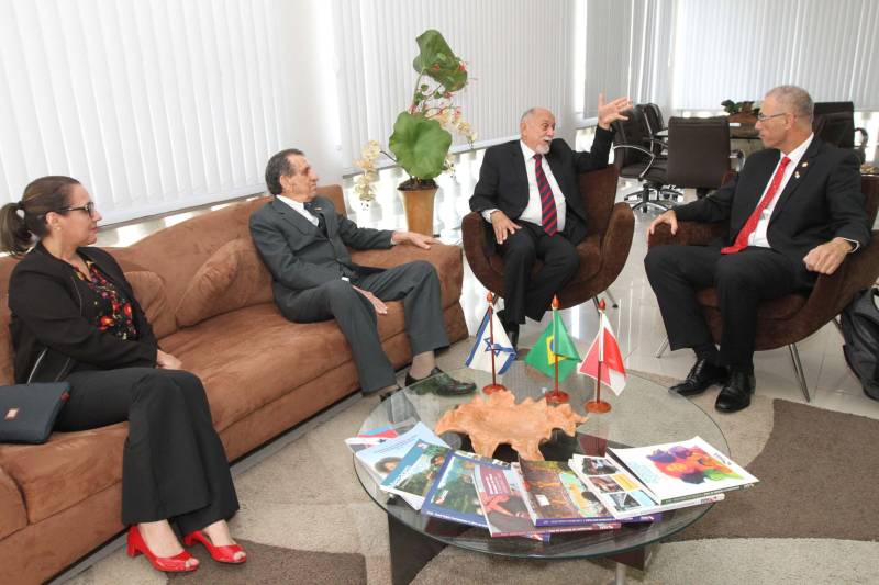 Segurança, tecnologia, educação e recursos hídricos foram alguns dos temas em pauta durante encontro entre o governador Simão Jatene e o embaixador de Israel no Brasil, Yossi Shelley, na tarde desta quarta-feira (13), no Palácio do Governo, em Belém. A reunião também contou presença do presidente do Centro Israelita do Pará, Marcos Soares e dos representantes da comunidade israelita, Ana Bentes Bloch e Elias Ramiro Bentes. Com a visita, o País do oriente médio busca estreitar as relações com o Estado e iniciar a construção de parcerias e cooperações em setores estratégicos como ciência, tecnologia e conhecimento. Entre os temas debatidos está a questão da segurança. Israel possui, por exemplo, uma grande expertise em tecnologias utilizadas na área. “Temos um grande conhecimento no que diz respeito à tecnologia para a segurança. Apresentamos algumas utilizadas em nosso País, como softwares de monitoramento, rastreamento, entre outros, que podem ser interessantes para o governo do Pará”, afirmou o embaixador Yossi Shelley. As possibilidades de contribuição também incluem intercâmbios e capacitação profissional na área.

FOTO: CRISTINO MARTINS / AG. PARÁ
DATA: 13.06.2018
BELÉM - PARÁ <div class='credito_fotos'>Foto: Cristino Martins/Ag. Pará   |   <a href='/midias/2018/originais/b0f51442-9ac5-4d51-a7ec-6c68b05a2da9.jpg' download><i class='fa-solid fa-download'></i> Download</a></div>