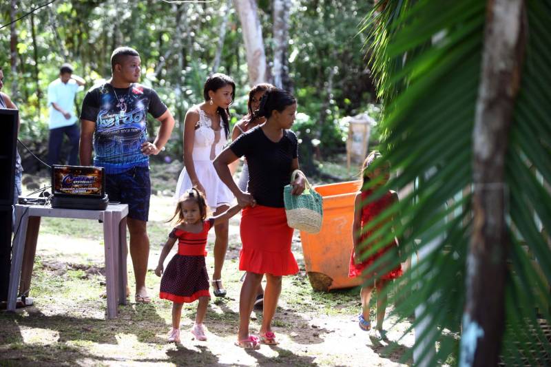 “Ter a posse da terra é a certeza de que nunca iremos perder o nosso direito, que nossos filhos e nossos netos poderão dar continuidade a nossa história em segurança. Foram anos de luta até chegar esse dia, agraciados com a assinatura do nosso título de terra. Só temos a agradecer a todos que fizeram parte disso e a cada um que lutou junto para que hoje isso se tornasse realidade”. A fala emocionada foi de seu Mário Araújo Silva, presidente da Associação Remanescente de Quilombo Espírito Santo, localizada no município do Acará, no nordeste do Estado. Ele assinou, neste sábado (24), junto com o governador Simão Jatene, o título que dá a posse da terra a comunidade. A fala do presidente traduz o sentimento das dezenas de famílias que moram no local, que agora tem a posse legítima do local onde seus antepassados viveram. “Sou filho de mãe negra. Nasci aqui como minha vó, bisavó, que fazem parte da história dessa comunidade que já existe a mais de 300 anos.
FOTO: SIDNEY OLIVEIRA / AG. PARÁ
DATA: 24.03.2018
ACARÁ - PARÁ <div class='credito_fotos'>Foto: Sidney Oliveira/Ag. Pará | <a href='/midias/2018/originais/b0fb74d4-7c9d-455e-8137-118f27f8f858.jpg' download><i class='fa-solid fa-download'></i> Download</a></div>