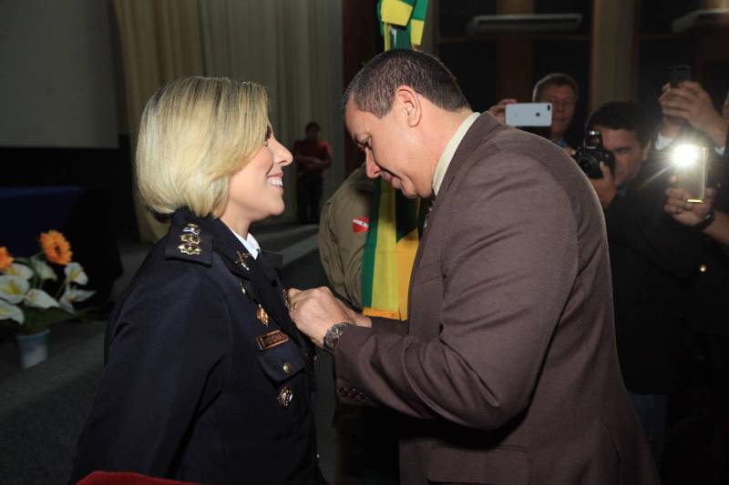 A Secretaria de Estado de Segurança Pública e Defesa Social (Segup), por meio do Instituto de Ensino de Segurança Pública (Iesp), realizou, nesta quarta-feira, 28, no auditório do Ciaba, as formaturas das turmas do Curso Superior de Polícia e Bombeiro Militar CSPBM/2018- Especialização em Gestão Estratégica e Defesa Social e dos cursos de Aperfeiçoamento de Oficiais- CAO/2018 da Polícia Militar do Pará e do Corpo de Bombeiros Militar do Pará- Especialização em Defesa Social em Cidadania. Com a média de 9,75, o primeiro lugar do Curso Superior de Polícia e Bombeiro Militar foi da cearense Keydna Carneiro (foto), 24 anos de PM, de 42 anos.

FOTO: SIDNEY OLIVEIRA / AG. PARÁ
DATA: 28.11.2018
BELÉM - PARÁ <div class='credito_fotos'>Foto: Sidney Oliveira/Ag. Pará   |   <a href='/midias/2018/originais/b107bd10-6f61-4a7f-bc7f-e0c5850d8121.jpg' download><i class='fa-solid fa-download'></i> Download</a></div>