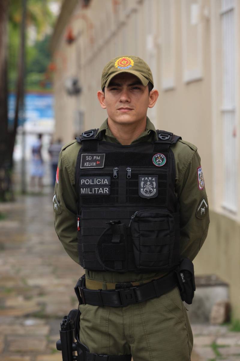 Como milhares de brasileiros, o universitário Kelvim Matos (foto), 25 anos, sonhava com uma carreira segura. Em 2016, foi aprovado no concurso da Polícia Militar do Pará e hoje exibe, orgulhoso, a farda da corporação. “Decidi realizar o concurso porque estava passando por dificuldades financeiras e queria estabilidade. Graças a Deus eu passei, e ao entrar na escola, me adaptei muito rápido. Hoje, ser policial é um grande prazer”, disse o soldado. Diferente do soldado Kelvim, para o qual a profissão de militar surgiu como uma opção, o goiano Diego Prado, 23 anos, hoje vê seu sonho realizado no município de Óbidos, Oeste do Pará. Desde março deste ano, ele atua como delegado da Polícia Civil neste município.  “Eu era agente prisional em Goiânia, mas sempre sonhei em ser delegado. Passei em concursos no Ceará, Mato Grosso do Sul e também na minha terra, Goiás. Mas escolhi o Pará porque aqui tive meu melhor resultado. Minha vida deu um salto gigantesco em relação à estabilidade e melhoria salarial”, destacou o novo delegado.

FOTO: MÁCIO FERREIRA / AG. PARÁ
DATA: 06.12.2018
BELÉM - PARÁ <div class='credito_fotos'>Foto: MÁCIO FERREIRA/ AG. PARÁ   |   <a href='/midias/2018/originais/b112a090-f891-459b-9495-bbac198e6216.jpg' download><i class='fa-solid fa-download'></i> Download</a></div>