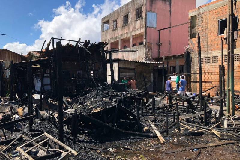 Equipes do Corpo de Bombeiros continuam o trabalho no local do incêndio que ocorreu nesta quinta-feira, 31, na passagem Serrão de Castro, próximo à avenida José Bonifácio, no bairro do Guamá, em Belém.
FOTO: NATÁLIA MELLO / SECOM
DATA: 01.06.2018
BELÉM - PARÁ <div class='credito_fotos'>Foto: NATÁLIA MELLO / SECOM | <a href='/midias/2018/originais/b1130db5-9b59-41b2-a42b-fccbb29a5e9a.jpg' download><i class='fa-solid fa-download'></i> Download</a></div>