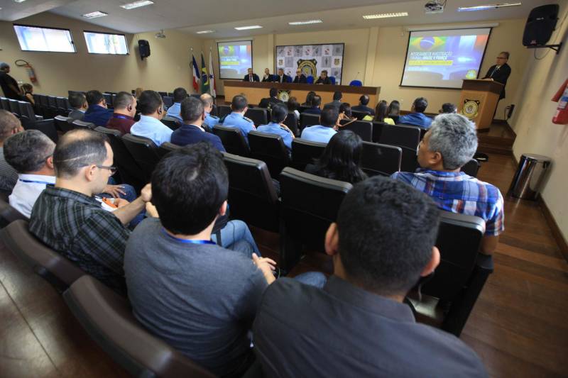 Em 2018, o Centro de Perícias Científicas (CPC) Renato Chaves celebra a segunda parceria com a Polícia Internacional. Dessa vez, o intercâmbio foi fechado com a Polícia Francesa, na manhã desta segunda-feira (23), com a abertura da Semana de Intercâmbio de Investigação Criminal: Brasil x França - O Local de Homicídio em Evidência, no auditório do CPC. Durante a semana, os peritos ampliarão seus conhecimentos sobre as técnicas, protocolos e tecnologias utilizadas na França. Policiais civis e militares também participam da qualificação. O intercâmbio está sendo organizado pela Direção Geral do CPC, por meio da Direção de Cooperação Internacional da Embaixada Francesa, sediada em Brasília. Dois agentes da Polícia do Brigade Criminelle e do Service Régionale d'Identité Judiciaire, com apoio do Ministério do Interior da França, participam da qualificação, que segue até a próxima sexta-feira (27) e será realizada na modalidade presencial, com aulas práticas e teóricas sobre as técnicas em local de crime.
FOTO: RODOLFO OLIVEIRA / AG. PARÁ
DATA: 23.04.2018
BELÉM - PARÁ <div class='credito_fotos'>Foto: Rodolfo Oliveira/Ag. Pará | <a href='/midias/2018/originais/b11d6343-c5e3-4bd2-9c9f-bb297a438438.jpg' download><i class='fa-solid fa-download'></i> Download</a></div>