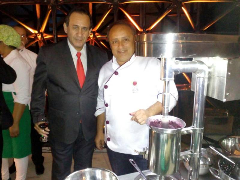 Os elementos da culinária e os sabores da gastronomia paraense chegam novamente a São Paulo, entre os dias 19 e 30 de junho. O Festival “Cozinha do Pará, A Obra-Prima da Amazônia” reunirá chefs paulistas e paraenses em cardápios elaborados especialmente para os dias de evento nos prestigiados restaurantes Micaela (19 e 20), Maní (21 e 22) e Capim Santo (27 a 30) deste mês. Os chefs Morena Leite, Ofir Oliveira, Helena Rizzo, Saulo Jennings, Fábio Vieira e Daniela Martins assinam as criações que aguçam o paladar dos clientes. O Festival “Cozinha do Pará, A Obra-Prima da Amazônia” também contará com a participação mais que especial de 12 boieiras do Ver-o-Peso, que, esta semana, estão fazendo estágio nas quatro unidades do restaurante Capim Santo. Elas também vão participar da festa de aniversário de 15 anos da revista Prazeres da Mesa, principal publicação do setor gastronômico no mercado nacional, que ocorre nesta segunda-feira (18), no Memorial da América Latina. Na foto, o secretário estadual de Turismo, Ciro Goes (e).
FOTO: ASCOM / SETUR
DATA: 18.06.2018
SÃO PAULO - SP <div class='credito_fotos'>Foto: ASCOM SETUR | <a href='/midias/2018/originais/b121a6bf-0618-4d87-aa1c-70bd4dbfbb6e.jpg' download><i class='fa-solid fa-download'></i> Download</a></div>
