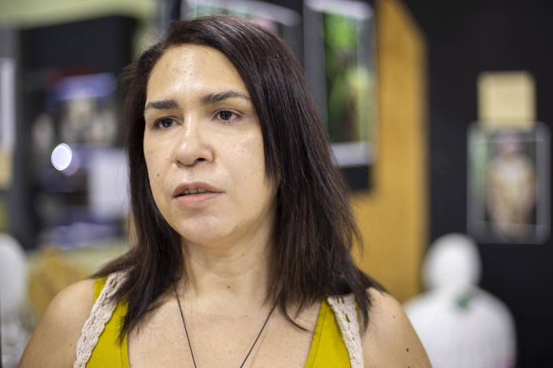 Trabalhos de alunos de graduação do curso de Bacharelado em Design da Universidade do Estado do Pará (Uepa) estão reunidos na exposição A Diversidade da vida em adornos, que fica aberta à visitação até o próximo dia 22 de junho, no Centro de Ciências Naturais e Tecnologia (CCNT). Na foto, a professora Núbia Santos, que ministra a disciplina e é responsável pela exposição.
FOTO: NAILANA THIELY / ASCOM UEPA
DATA: 12.06.2018
BELÉM - PARÁ <div class='credito_fotos'>Foto: Nailana Thiely / Ascom Uepa | <a href='/midias/2018/originais/b122d25e-8593-466d-a79e-688a81089e6a.jpg' download><i class='fa-solid fa-download'></i> Download</a></div>