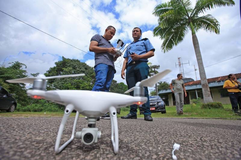 A Polícia Militar iniciou na manhã desta quarta-feira, 16, na sede do Comando Geral, em Icoaraci, o processo de habilitação ao 1º Curso de Operador de Aeronaves Remotamente Pilotadas (RPA - Remotely Piloted Aircraft), conhecidos popularmente como drones (foto), oferecido pela PM do Pará. Vinte candidatos participaram das avaliações psicológica e técnica. Na quinta-feira, 17, a previsão é de que os 23 inscritos sejam submetidos aos testes de aptidão. O resultado final das avaliações será divulgado até a próxima sexta-feira, 18. Os habilitados estarão credenciados a participar do curso previsto para o período de 21 a 25 deste mês. Na programação de hoje foram formados dois grupos, avaliados pela equipe do Centro Integrado de Psicologia e Assistência Social (Cipas). Em seguida os candidatos foram à parte prática, coordenado operacionalmente pelo cabo Antônio Donato, da Assessoria de Comunicação da PM.
FOTO: MÁCIO FERREIRA / AG. PARÁ
DATA: 16.05.2018
BELÉM - PARÁ <div class='credito_fotos'>Foto: MÁCIO FERREIRA/ AG. PARÁ | <a href='/midias/2018/originais/b124947c-b37c-4212-87f1-e47e5588c7ea.jpg' download><i class='fa-solid fa-download'></i> Download</a></div>