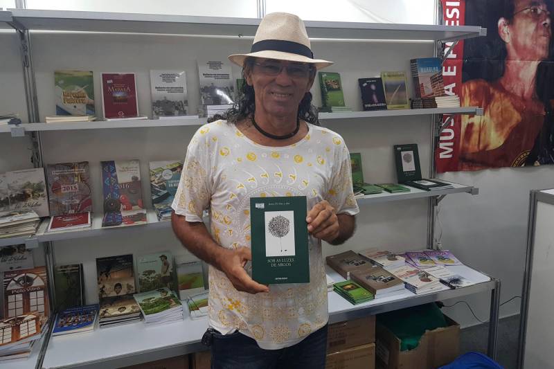 De 27 de abril a 6 de maio, Marabá viveu dez intensos dias de programação acadêmica, cultural e literária no Centro de Convenções Leonildo Borges Rocha, durante o 1º Salão do Livro de Carajás. O presidente da Academia de Letras do Brasil – Seccional Sul e Sudeste do Pará, Javier Di Mar-y-abá (foto), ressaltou que tanto a participação do público, quanto dos escritores de Marabá e região foi muito boa.
FOTO: ASCOM CRGSP
DATA: 06.05.2018
MARABÁ - PARÁ <div class='credito_fotos'>Foto: ASCOM CRGSP | <a href='/midias/2018/originais/b13534b3-16f9-458c-9a05-be6609baf8f2.jpg' download><i class='fa-solid fa-download'></i> Download</a></div>