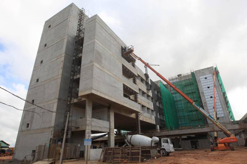 Em Castanhal, o Hospital Regional do município é outro que o Governo do Estado vai entregar até o final de 2018. Terá 179 leitos, sendo 40 de Unidades de Tratamento Intensivo - 20 adulta e 20 pediátrica; um Centro Cirúrgico com seis salas; serviços de urgência e emergência; radioterapia, quimioterapia e hemodiálise.
FOTO: SIDNEY OLIVEIRA / AG. PARÁ
DATA: 18.10.2018
CASTANHAL - PARÁ <div class='credito_fotos'>Foto: Sidney Oliveira/Ag. Pará | <a href='/midias/2018/originais/b1406f52-a5f2-4008-ae38-1c6fea106454.jpg' download><i class='fa-solid fa-download'></i> Download</a></div>