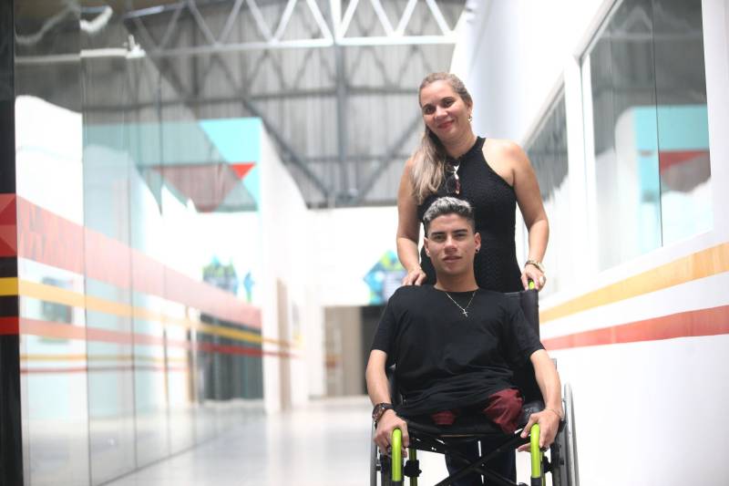 A cadeira de rodas que acompanha Luis Gustavo (primeiro plano) desde pequeno em nada atrapalha a vida do jovem com 17 anos. Ele faz o convênio, cursa inglês e treina bocha adaptada há quatro anos. Em 2017, foi campeão nacional paralímpico escolar representando o Estado do Pará na competição. Luis nasceu com artogripose e teve os dois fêmures fraturados durante o parto, segundo a mãe dele, Geisy Aleixo (segundo plano), de 40 anos. Juntos, eles estiveram na última semana conhecendo o Centro Integrado de Inclusão e Reabilitação (CIIR), que será inaugurado no próximo dia 12 de abril pelo Governo do Estado. o CIIR vai funcionar um Centro Especializado em Reabilitação (CER IV) para usuários com deficiência auditiva, física, intelectual e visual; uma oficina ortopédica e um Centro de Especialidades Odontológicas (CEO II). A obra, orçada em mais de R$ 32 milhões com recursos do tesouro estadual,faz parte das ações Governo do Estado para ampliar os serviços já oferecidos pela Secretaria de Estado de Saúde (Sespa). O Centro será administrado em parceria com o Instituto Nacional de Desenvolvimento Social e Humano (INDSH).
FOTO: MARCELO LELIS / AG. PARÁ
DATA: 06.04.2018
BELÉM - PARÁ <div class='credito_fotos'>Foto: Marcelo Lelis / Ag. Pará | <a href='/midias/2018/originais/b1428b0f-c860-4911-aedd-a835ec16cda2.jpg' download><i class='fa-solid fa-download'></i> Download</a></div>