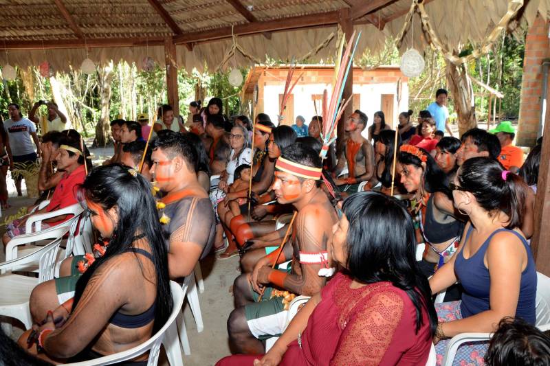 O que motiva um grupo de jovens indígenas da nação indígena Gavião, a concluir o Ensino Médio sem sair da aldeia, localizada no município Bom Jesus do Tocantins, na região sudeste do Estado? A escola construída dentro da reserva, em forma de maloca, com toda natureza ao redor, foi determinante para manter o foco dos alunos do Mundiar nos estudos. Mas a professora, algumas vezes, preferiu levar a aula para o meio da plantação ou para a beira do rio. Uma atitude pedagógica com elevado significado. A estratégia de relacionar o conteúdo da proposta na Matriz Curricular à realidade da aldeia Akrãkikatêjê, durante as aulas, foi montada pela cacique Kátia Tonkyre, para cumprir a promessa feita em 2016, quando a turma foi formada, de que todos os estudantes matriculados iriam se empenhar ao máximo para concluir o Ensino Médio, por meio da metodologia do Projeto Mundiar (foto), implantado pela Secretaria de Estado de Educação (Seduc). O Mundiar visa corrigir a distorção escolar idade/ano e reduzir a repetência e a evasão de alunos.
FOTO: FERNANDO NOBRE / ASCOM SEDUC
DATA: 15.06.2018
BOM JESUS DO TOCANTINS - PARÁ <div class='credito_fotos'>Foto: FERNANDO NOBRE/ASCOM SEDUC | <a href='/midias/2018/originais/b14bc0e0-9844-4dba-9fac-0b9e03784511.jpg' download><i class='fa-solid fa-download'></i> Download</a></div>