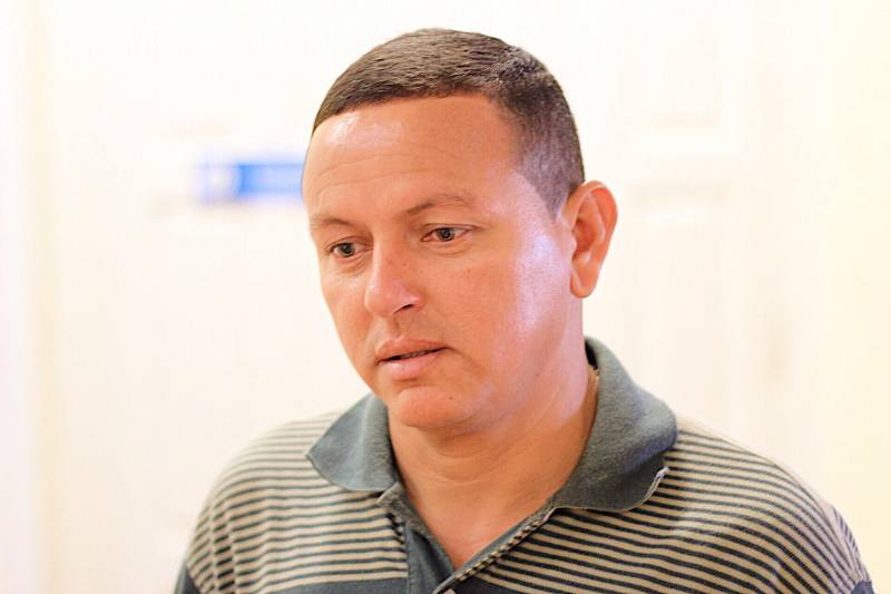 Estimular o espírito empreendedor e oportunizar a capacitação e aprendizado dos egressos do sistema penal. Esse é o objetivo da Superintendência do Sistema Penitenciário do Estado (Susipe), que em parceria com o Serviço Brasileiro de Apoio às Micro e Pequenas Empresas (Sebrae), promoveu, nesta quarta-feira (7), o curso “Aprendendo a Vender”. A iniciativa é da Coordenadoria de Assistência ao Egresso e Família (Caef), vinculada à Diretoria de Reinserção Social da Susipe. O curso foi realizado na Escola de Administração Penitenciária (EAP), em Belém, e teve o objetivo de capacitar e qualificar, na área de vendas para pequenos negócios, 25 egressos do sistema penitenciário que já receberam ou que ainda vão receber a linha de microcrédito oferecida pelo programa do Governo do Estado - o CredCidadão, que beneficia, especialmente, as pessoas de baixa renda e egressos do sistema penal oferecendo uma linha de crédito com juros mais baixos, visando apoio ao micro empreendedor e à geração de emprego e renda. Na foto, o interno Clenildo Trindade, 41 anos.
FOTO: AKIRA ONUMA / ASCOM SUSIPE
DATA: 07.11.2018
BELÉM - PARÁ <div class='credito_fotos'>Foto: Akira Onuma / Ascom Susipe | <a href='/midias/2018/originais/b15a3fa5-3f62-4d46-986b-a4c704d9770c.jpg' download><i class='fa-solid fa-download'></i> Download</a></div>
