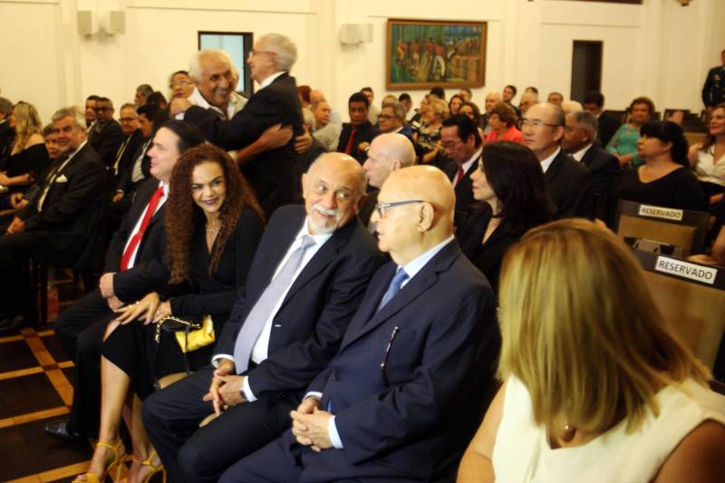 O governador Simão Jatene foi homenageado pela Associação do Corpo Consular no Estado do Pará (ACCP) com a Comenda do Mérito Consular João Clemente Baena Soares. A maior honraria da entidade foi entregue na noite desta quinta-feira (22), no salão nobre do prédio sede da Associação Comercial do Pará (ACP), em Belém.
FOTO: IGOR BRANDÃO / AG. PARÁ
DATA: 22.02.2018
BELÉM - PARÁ <div class='credito_fotos'>Foto: IGOR BRANDÃO / AG. PARÁ | <a href='/midias/2018/originais/b1682209-f947-4507-9fe3-1cde8d099e7d.jpg' download><i class='fa-solid fa-download'></i> Download</a></div>
