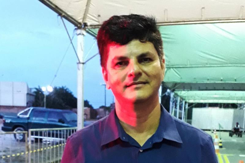 A Coordenadoria de Educação do Detran participa da IV Feira do Livro do município de Marituba, na Região Metropolitana de Belém. O convite partiu da Diretoria Municipal de Trânsito (Diretran) em função da parceria mantida com a autarquia estadual em ações anteriores. Uma média de 200 estudantes foram abordados pela equipe composta por quatro servidores do departamento. A coordenadora do grupo,Leila Santos, explica que o foco do trabalho do Detran são os estudantes do município que estão marcando presença nos estandes de venda do Livro. “ Eles são muito receptivos. Escutam atentamente nossas orientações.  Fazem perguntas. Os adolescentes questionam com frequência sobre idade mínima para a retirada da habilitação. Explicamos que no Brasil, somente com 18 anos é permitido ao adolescente tirar a CNH”. Na foto, titular da Diretran, Alberto Granhen.

FOTO: ASCOM / DETRAN
DATA: 08.12.2018
MARITUBA - PARÁ
 <div class='credito_fotos'>Foto: ASCOM DETRAN   |   <a href='/midias/2018/originais/b1724966-551f-47d7-b9ed-eb6bfee38c4c.jpg' download><i class='fa-solid fa-download'></i> Download</a></div>