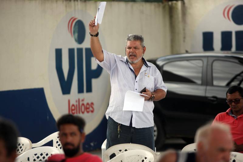 Todos os 24 lotes de veículos recuperáveis e sucatas pertencentes à frota do governo do Estado, que já não estavam mais em uso, foram negociados no leilão promovido, nesta quarta-feira, 18, pela Comissão de Leilão da Secretaria de Estado de Administração (Sead) e pela Vip Leilões, em Marituba, na região metropolitana de Belém. O leilão teve cerca de 600 acessos on-line e a presença de mais de 30 pessoas. Avaliados inicialmente em R$ 63.900,00, os lotes geraram um volume total de negócios preliminar no valor de R$ 189 mil, o que superou em aproximadamente 200% a estimativa inicial dos técnicos da Diretoria de Gestão do Patrimônio do Estado, organizadora do evento.
FOTO: THIAGO GOMES / AG. PARÁ
DATA: 18.04.2018
MARITUBA - PARÁ <div class='credito_fotos'>Foto: Thiago Gomes /Ag. Pará | <a href='/midias/2018/originais/b1782463-e5be-4ca7-8b56-b1babf991dce.jpg' download><i class='fa-solid fa-download'></i> Download</a></div>