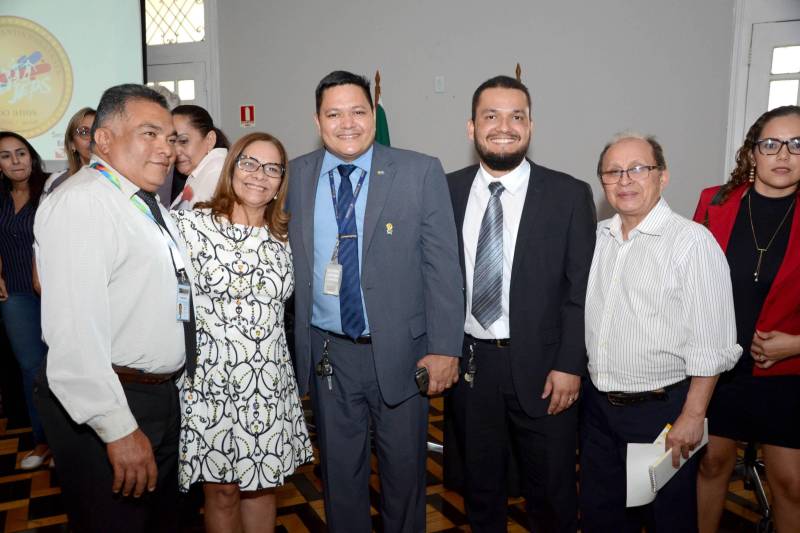 O Selo Comemorativo aos 60 anos dos Jogos Estudantis Paraenses (JEPs) foi lançado nesta segunda-feira (18) pela Secretaria de Estado de Educação (Seduc). A cerimônia, que ocorreu no auditório do Palácio do Governo do Estado, em Belém, reuniu autoridades, dirigentes esportivos, professores e atletas em uma festa do esporte estudantil.

FOTO: FERNANDO NOBRE / ASCOM SEDUC
DATA: 18.06.2018
BELÉM - PARÁ <div class='credito_fotos'>Foto: FERNANDO NOBRE/ASCOM SEDUC   |   <a href='/midias/2018/originais/b179dbb8-0e16-4ede-aa19-576262835efe.jpg' download><i class='fa-solid fa-download'></i> Download</a></div>