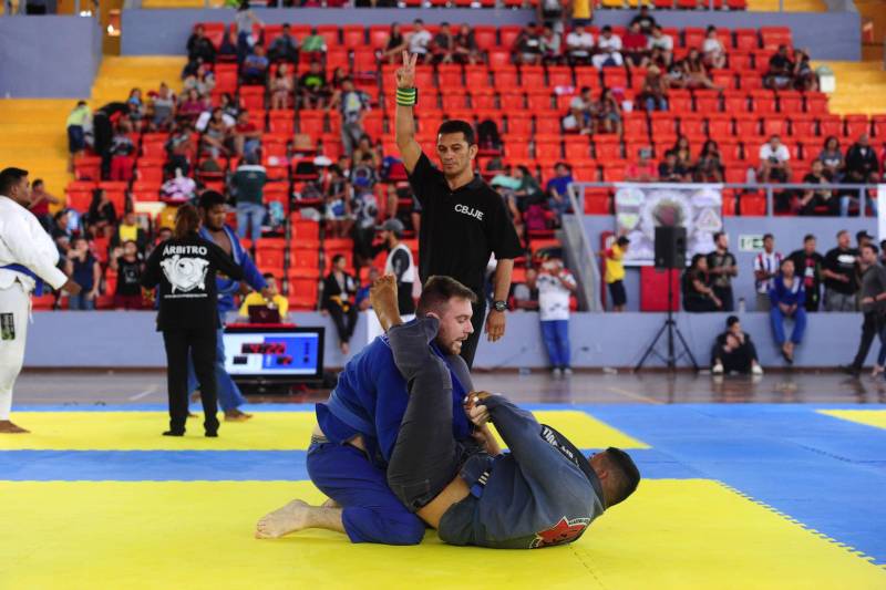 Mais de mil atletas participaram do campeonato Sul-Americano de Jiu-Jitsu Esportivo, realizado neste domingo (25), no Mangueirinho. O evento é parte do calendário da Confederação Brasileira da modalidade e valeu pontos para o ranking nacional, sendo também classificatório para o Mundial de Jiu-Jitsu de 2018.
FOTO: LEANDRO SANTANA / ASCOM SEEL
DATA: 25.03.2018
BELÉM - PARÁ <div class='credito_fotos'>Foto: LEANDRO SANTANA / ASCOM SEEL | <a href='/midias/2018/originais/b17f28f2-9b0c-486c-b6d0-8065ef508c98.jpg' download><i class='fa-solid fa-download'></i> Download</a></div>