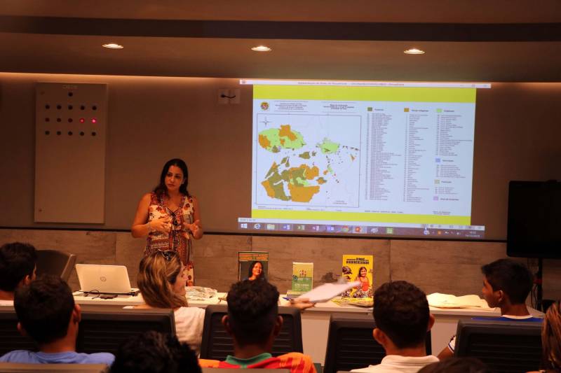 Uma comitiva de indígenas das etnias Amanaié, Assuriní do Pracará e Tembé visitou o Parque Estadual do Utinga nesta sexta-feira, 14, dentro de uma agenda de intercâmbio entre jovens indígenas. A ação foi feita em parceria entre o Instituto de Desenvolvimento Florestal e da Biodiversidade (Ideflor-bio), por meio da Gerência de Sociobiodiversidade (Gsbio) e o Distrito Sanitário Especial Indígena (DSEI) no Pará, vinculado ao Ministério da Saúde.

FOTO: ASCOM IDEFLOR
DATA: 14.12.2018
BELÉM - PARÁ <div class='credito_fotos'>Foto: Ascom Ideflor   |   <a href='/midias/2018/originais/b1811fbb-18fc-4095-a664-ab68dd6cd74c.jpg' download><i class='fa-solid fa-download'></i> Download</a></div>