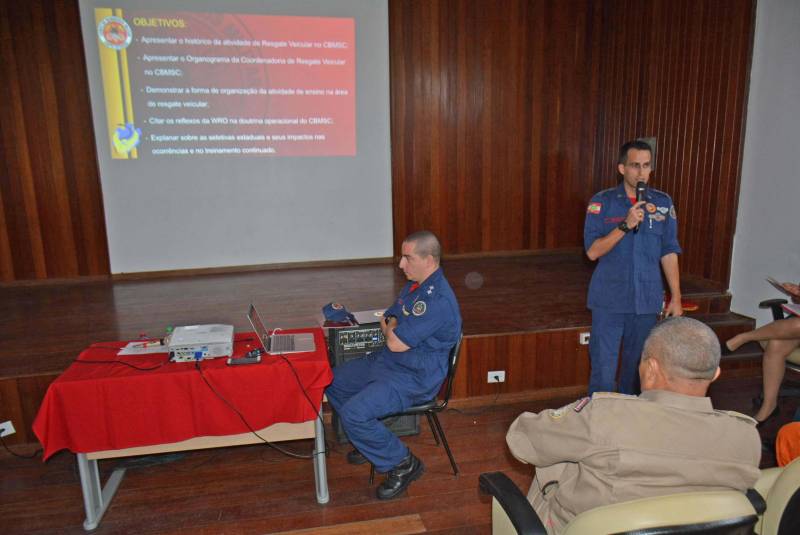 O Corpo de Bombeiros Militar do Pará promoveu o “I Seminário de Salvamento Veicular do CBMPA” e a “VII Reunião da Comissão Nacional de Salvamento Veicular (Conasv)”. O evento encerrou nesta sexta-feira (8), e teve o objetivo de reunir bombeiros militares de diversos Estados do Brasil para debater táticas e técnicas de salvamento veicular e a utilização da roupa de proteção. A capitã Lívia Nascimento, do Corpo de Bombeiros do Amapá, formou-se como oficial em 2011 no Pará. Hoje retornou a capital paraense para ministrar a palestra sobre incêndio veicular, abordagem sobre risco e procedimentos de segurança em operações. “É de extrema importância para intercambiar e trocar conhecimentos entre as corporações. Precisamos evoluir para melhorar a eficiência de nossa atuação e quebrar paradigmas e tocar em pontos atuais, o que tem novo em equipamentos e nas áreas de atuação dos bombeiros”, afirmou.
FOTO: ASCOM / CBMPA
DATA: 08.06.2018
BELÉM - PARÁ <div class='credito_fotos'>Foto: Ascom CBMPA | <a href='/midias/2018/originais/b183c95c-5ad3-42f5-a2b7-5f4aa2add4b3.jpg' download><i class='fa-solid fa-download'></i> Download</a></div>