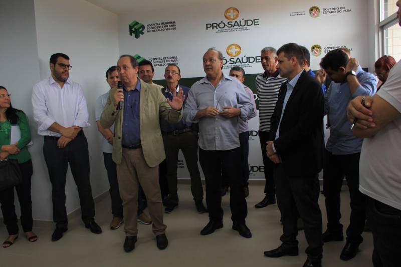 Hospital Regional de Marabá amplia serviço para atender pacientes com insuficiência renal Neste sábado, 8/12, o serviço de hemodiálise foi ampliado no sudeste do Pará, com a entrega do primeiro bloco do projeto de reforma e ampliação do Hospital Regional do Sudeste do Pará - Dr. Geraldo Veloso (HRSP), em Marabá (PA). Com mais de 900 metros quadrados construídos, três andares e mais de R$ 5 milhões investidos em sua construção e aquisição de equipamentos, o prédio abrigará além de 20 máquinas de hemodiálise, a área administrativa e o Centro de Ensino e Pesquisa, o que amplia a vocação da Unidade que passa a ser um centro formador de profissionais da saúde na região. A cerimônia de entrega reuniu autoridades como o secretário de Estado de Saúde Pública do Pará, Vitor Mateus (ao microfone), o prefeito de Marabá, Sebastião Miranda Filho, o presidente da Câmara Municipal de Marabá, Pedro Corrêa, o diretor Operacional da Pró-Saúde Associação Beneficente de Assistência Social e Hospitalar no Pará, Rogério Kuntz, e o diretor Hospitalar da Unidade, Valdemir Girato, além de representantes dos 22 municípios de abrangência do Hospital. 

FOTO: RODOLFO OLIVEIRA / AG. PARÁ
DATA: 08.12.2018
MARABÁ - PARÁ <div class='credito_fotos'>Foto: Rodolfo Oliveira/Ag. Pará   |   <a href='/midias/2018/originais/b186e201-f0bb-4982-b39c-74727ad43ea5.jpg' download><i class='fa-solid fa-download'></i> Download</a></div>