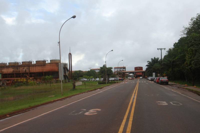A chuva que caiu na manhã desta segunda-feira, 26, em Belém e outros municípios da região nordeste do Estado, não afetou as bacias localizadas em Barcarena. No total foram registrados 53 milímetros de chuva, desde o final de semana. “Não houve qualquer transbordamento ou mais prejuízos”, explicou o capitão Marcelo Santos, do Corpo de Bombeiros. Enquanto isso, as ações do Governo do Estado nas comunidades afetadas pela contaminação constatada pelo Instituto Evandro Chagas (IEC), no entorno da área de atuação da empresa Hydro, continuam. Até o momento, 893 galões de água potável foram entregues a 399 famílias da região. O abastecimento será semanal e a quantidade varia em função do número de pessoas residentes em cada casa, com média de uma unidade de 20 litros para cada duas pessoas.
FOTO: IGOR BRANDÃO / AG. PARÁ
DATA: 25.02.2018
BARCARENA - PARÁ <div class='credito_fotos'>Foto: IGOR BRANDÃO / AG. PARÁ | <a href='/midias/2018/originais/b1927fac-c7c0-47f2-8c29-a6a76f416e0a.jpg' download><i class='fa-solid fa-download'></i> Download</a></div>