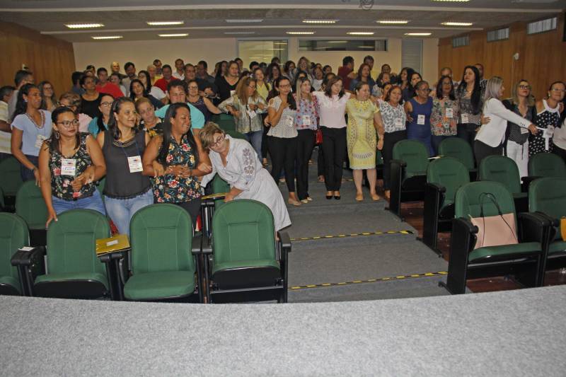 Analisar os procedimentos técnicos e reavaliar o atendimento a adolescentes em conflito com a lei. Com esse objetivo, foi iniciado nesta quinta-feira (5), no auditório da Escola de Governança Pública do Estado do Pará (EGPA), em Belém, o evento Diálogo Temático: “Construindo Novos Parâmetros Técnicos na Socioeducação”, voltado aos profissionais que atuam no atendimento a adolescentes em cumprimento de medida socioeducativa no Estado. A programação, promovida pela Fundação de Atendimento Socioeducativo do Pará (Fasepa), busca qualificar e orientar o servidor que atua na socioeducação para evitar violação de direitos e situações de conflitos envolvendo os adolescentes assistidos. No encontro, realizado até sexta-feira (06), serão analisadas situações em todas as unidades socioeducativas do Estado, para discutir as fragilidades que envolvem o atendimento em suas diferentes modalidades (internação provisória, internação e semiliberdade).
FOTO: ALBERTO PASSOS / ASCOM SUSIPE
DATA: 05.04.2018
BELÉM - PARÁ <div class='credito_fotos'>Foto: ALBERTO PASSOS/ ASCOM FASEPA | <a href='/midias/2018/originais/b1991f53-10ed-4cc1-99d4-49f93943dcb6.jpg' download><i class='fa-solid fa-download'></i> Download</a></div>