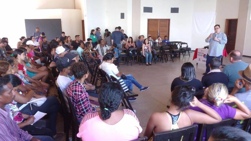 Lideranças comunitárias participaram nesta quinta-feira, 07, na Vila dos Cabanos, em Barcarena, de uma reunião pública com representantes do Governo do Estado. Dois secretários estaduais, de Saúde e de Meio Ambiente e Sustentabilidade, além do vice-presidente da Companhia de Desenvolvimento Econômico (Codec) dialogaram com 125 representantes de comunidades as propostas do governo nas áreas de Saúde, Meio Ambiente e Socioeconomia para questões que envolvem o acidente ambiental da empresa mineradora Hydro, na região. Vitor Mateus e Thales Belo, respectivamente, titulares das pastas de Saúde e Meio Ambiente, e Eduardo Klautau (foto), da Codec, responderam à dúvidas e questionamentos dos moradores de 18 comunidades da região: Ilha do Capim, Vila Beja, Itupanema, Ilha das Onças, São José, Laranjal, Curuperé, Acuí, Conde, Vila Nova, Bom Futuro, Renascer com Cristo, Barcarena Sede, Jardim Paraíso, Jardim São José, Bairro Industrial, Vila dos Cabanos e Aicaraú. Estavam presentes ainda representantes da Secretaria de Assistência Social (Seaster).
FOTO: RODOLFO OLIVEIRA / AG. PARÁ
DATA: 07.06.2018
BARCARENA - PARÁ <div class='credito_fotos'>Foto: Rodolfo Oliveira/Ag. Pará | <a href='/midias/2018/originais/b1a08355-7779-4027-9513-529effa2d674.jpg' download><i class='fa-solid fa-download'></i> Download</a></div>