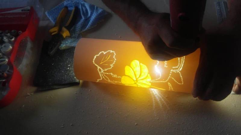 O artesanato é um dos meios utilizados para a ressocialização dos internos custodiados na Carceragem de Parauapebas (CP), no sudeste do Estado, que participam de um curso de produção de luminárias decorativas. O curso é ofertado pela Superintendência do Sistema Penitenciário do Estado (Susipe) em parceria com o Grupo IPÊ de Artesanato, Arte e Cultura do município e tem por objetivo capacitar os internos e promover a reintegração social deles por meio do trabalho. As oficinas de capacitação destinam-se a contribuir para qualificação profissional e desenvolver o potencial criativo dos detentos, mantendo-os produtivos durante o cumprimento da pena. Para participar do curso os alunos passaram por uma triagem onde são avaliados o comportamento e a disciplina dentro da casa penal. As peças produzidas durante os cursos serão comercializadas nas feiras do município de Parauapebas.  

FOTO: ASCOM / SUSIPE
DATA: 18.05.2018
PARAUAPEBAS - PARÁ <div class='credito_fotos'>Foto: ASCOM SUSIPE   |   <a href='/midias/2018/originais/b1a0e2e2-a536-4191-bc62-574c64d0af7c.jpg' download><i class='fa-solid fa-download'></i> Download</a></div>