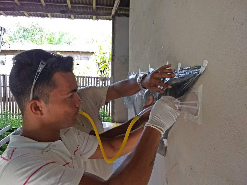 Pouca gente sabe, mas a Divisão de Entomologia do Laboratório Central do Estado (Lacen-PA) é responsável pelas pesquisas de campo que são fundamentais para o combate às endemias no Pará. A finalidade é observar e pesquisar o comportamento dos principais insetos transmissores de doenças como doença de Chagas, dengue, malária e leishmaniose e, assim, decidir qual a melhor estratégia de combate a ser usada. Tendo como responsável a bióloga entomologista Paoola Vieira, a Divisão trabalha, principalmente, integrada ao Departamento de Controle de Endemias da Secretaria de Estado de Saúde Pública (Sespa), setor que apresenta as demandas de ações de campo. "Trabalhamos com os vetores das principais endemias do estado: doenças de Chagas, leishmaniose, dengue e febre amarela. Então, o controle de todas as doenças transmitidas por vetores passa por aqui", informou Paoola. Na foto, prova da parede por técnicos.
FOTO: ASCOM / SESPA
DATA: 03.05.2018
<div class='credito_fotos'>Foto: ASCOM SESPA | <a href='/midias/2018/originais/b1a8d747-48ad-41b1-aa41-c0fdb341b16f.jpg' download><i class='fa-solid fa-download'></i> Download</a></div>