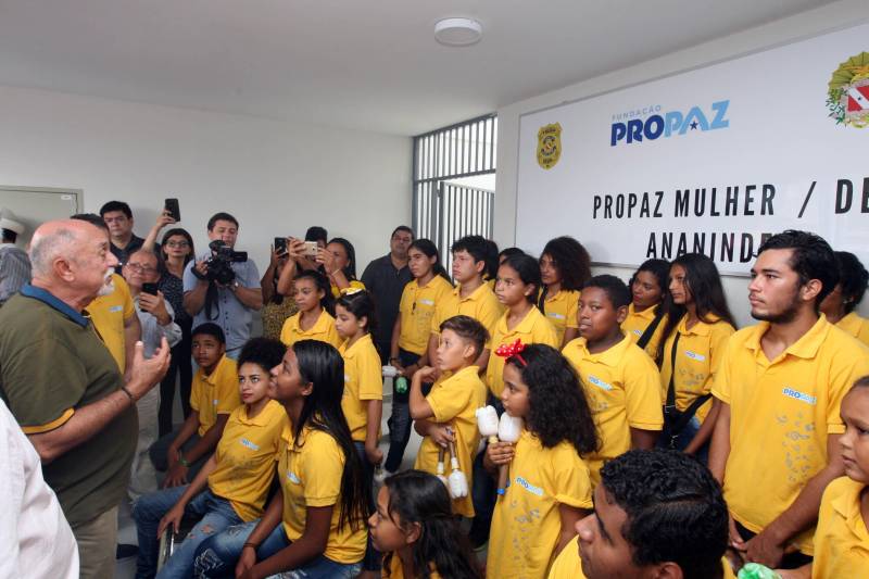 O Governo do Estado entregou nesta sexta-feira, 26, mais uma unidade Pro Paz Mulher. O governador Simão Jatene (foto) fez a entrega do novo espaço, que fica em Ananindeua, na Região Metropolitana de Belém e visa ampliar o atendimento humanizado e integral às mulheres em situação de violência de gênero. “Não é apenas um espaço de atendimento às mulheres, mas é, antes de tudo, um espaço de construção da cultura da paz”, disse o governador durante a inauguração.
FOTO: SIDNEY OLIVEIRA / AG. PARÁ
DATA: 26.10.2018
ANANINDEUA - PARÁ <div class='credito_fotos'>Foto: Sidney Oliveira/Ag. Pará | <a href='/midias/2018/originais/b1ac1608-c8ee-4d9e-be9c-1c81c224a543.jpg' download><i class='fa-solid fa-download'></i> Download</a></div>