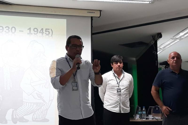 "Esta é uma oportunidade muito importante em assimilar dicas e reforçar o que estamos aprendendo em sala de aula com a equipe de professores", disse o estudante Roni Viana, de 16 anos, aspirante a uma vaga do curso de Educação Física e aluno do 3º ano do Ensino Médio da Escola Estadual Onésima Pereira de Barros, que vai prestar pela primeira vez o Exame Nacional do Ensino Médio (Enem). Assim como Roni, muitos estudantes - ao todo 738 inscritos - deixaram seus afazeres neste sábado (18) e foram até o auditório do Campus Tapajós da Universidade Federal do Oeste do Pará (UFOPA) participar e se preparar ainda mais, por meio dos aulões do Pro Paz Enem, projeto idealizado pelo Governo do Estado do Pará, através da Fundação Pro Paz, e que conta com o apoio do Centro de Governo do Baixo Amazonas. As aulas do Pro Paz Enem são preparadas de acordo com os assuntos exigidos pelo Exame, segundo as áreas de referência, classificadas pelo MEC como Matrizes de Referência: Ciências Humanas e suas Tecnologias; Ciências da Natureza e suas Tecnologias (Física, Química e Biologia); Matemática e suas Tecnologias e Linguagens, Códigos e suas Tecnologias. Na foto, o coordenador do Pro Paz Enem, Raimundo Rodrigues.
FOTO: SAMUEL ALVARENGA / SECOM
DATA: 19.05.2018
SANTARÉM - PARÁ <div class='credito_fotos'>Foto: Samuel Alvarenga / Secom | <a href='/midias/2018/originais/b1afc3a5-710e-4d3f-9a1c-489501897729.jpg' download><i class='fa-solid fa-download'></i> Download</a></div>