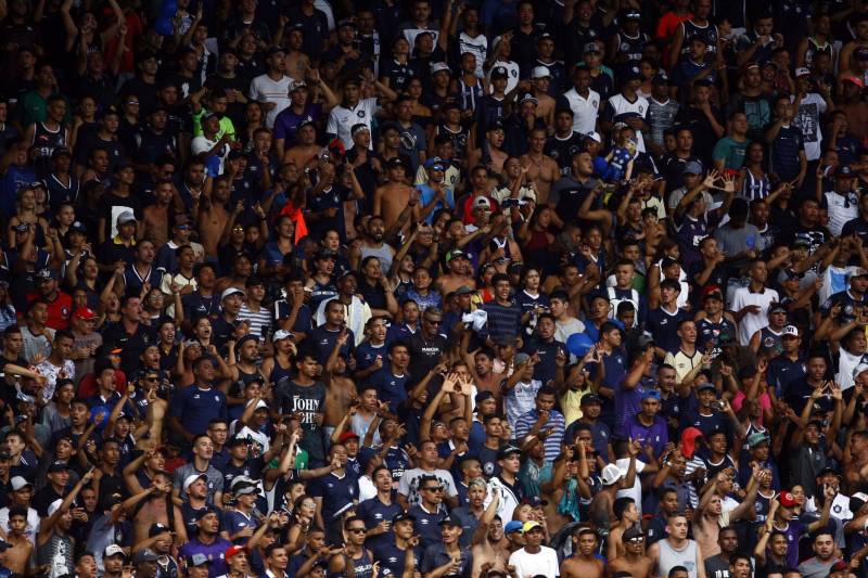 Foram exatos dois meses tentando assistir ao seu primeiro Re x Pa em 2018. Neste domingo, finalmente, a estudante Hendrea Souza convenceu o noivo, Arthur Pantoja, a levá-la ao Estádio Olímpico do Pará, o Mangueirão. E logo numa final. "Só trouxe porque vim no domingo passado e vi algumas mudanças no esquema de segurança", disse Arthur. "Tem mais policiais e a bebedeira em volta do estádio praticamente acabou", afirmou. As mudanças realmente aconteceram a partir do clássico do último dia primeiro e já surtiram efeito. A chamada “Operação Mangueirão” pôs em prática ações de ordenamento no entorno do estádio, com início a partir das 7h30 e encerramento às 20h. A operação determina a delimitação de espaço para atuação de vendedores ambulantes, proibição de veículos com sons automotivos ao redor do estádio e de barracas irregulares, seis pontos de bloqueio e dois para o ingresso de comerciantes e orientações ao público.
FOTO: THIAGO GOMES / AG. PARÁ
DATA: 08.04.2018
BELÉM - PARÁ <div class='credito_fotos'>Foto: Thiago Gomes /Ag. Pará | <a href='/midias/2018/originais/b1b15641-f13f-4902-994b-dd07433b0642.jpg' download><i class='fa-solid fa-download'></i> Download</a></div>