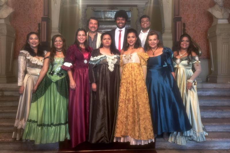 O primeiro concerto didático de 2018 terá a participação especial dos cantores do Núcleo de Ópera da Fundação Carlos Gomes (foto). No palco do Theatro da Paz, em aproximadamente 50 minutos, eles interpretarão trechos cantados da ópera ‘Così Fan Tutte’ (Assim fazem todas), do compositor Wolfgang Amadeus Mozart
FOTO: OTÁVIO MARCOS
DATA: 19.03.2018
BELÉM - PARÁ <div class='credito_fotos'>Foto: OTÁVIO MARCOS / DIVULGAÇÃO | <a href='/midias/2018/originais/b1b4d29b-496a-43b6-960b-a392bfbb41c7.jpg' download><i class='fa-solid fa-download'></i> Download</a></div>