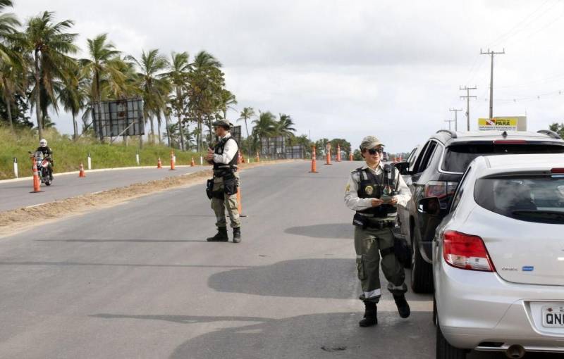 Em fase experimental, o Departamento de Trânsito do Estado (Detran) iniciou a utilização do talonário eletrônico (foto), um aparelho portátil que registra infração de trânsito e realiza consulta sobre veículos e condutores. A tecnologia está sendo testada no município de Salinópolis, no nordeste paraense, dentro da Operação Verão 2018, um trabalho integrado dos órgãos do Sistema de Segurança Pública. “A utilização do talonário traz rapidez no atendimento ao público, tanto em uma abordagem de fiscalização comum, quanto na autuação, se houver. A agilidade no atendimento contribui também para que não haja grandes congestionamentos em função das abordagens”, informou o coordenador de Operações do Detran, Ivan Feitosa.
FOTO: ASCOM / DETRAN
DATA: 01.07.2018
SALINÓPOLIS - PARÁ <div class='credito_fotos'>Foto: ASCOM DETRAN | <a href='/midias/2018/originais/b1c07bc8-b86a-437a-9723-37cbd2d21d31.jpg' download><i class='fa-solid fa-download'></i> Download</a></div>