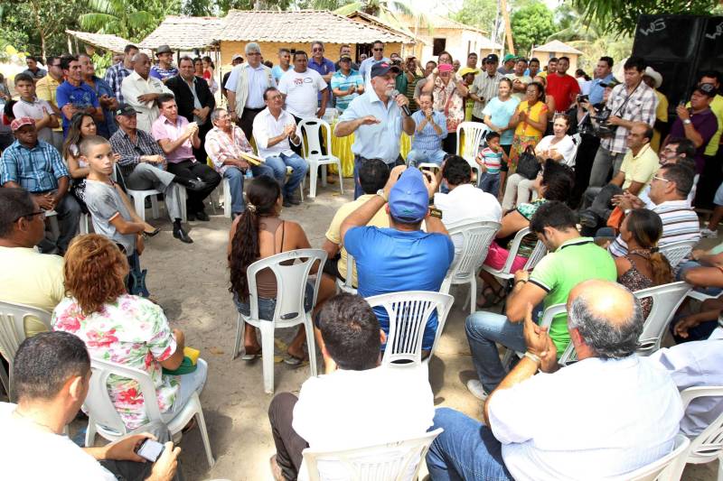O governador Simão Jatene (foto) participou da cerimônia de titulação coletiva de terra da comunidade Muruteuazinho, área quilombola em Santa Luzia do Pará, onde vivem 38 famílias remanescentes de quilombo.
FOTO: CRISTINO MARTINS / ARQUIVO AG. PARÁ
DATA: 22.11.2014
SANTA LUZIA DO PARÁ - PARÁ <div class='credito_fotos'>Foto: Cristino Martins/Ag. Pará | <a href='/midias/2018/originais/b1c4fca4-30eb-4b55-b890-3450ded64637.jpg' download><i class='fa-solid fa-download'></i> Download</a></div>