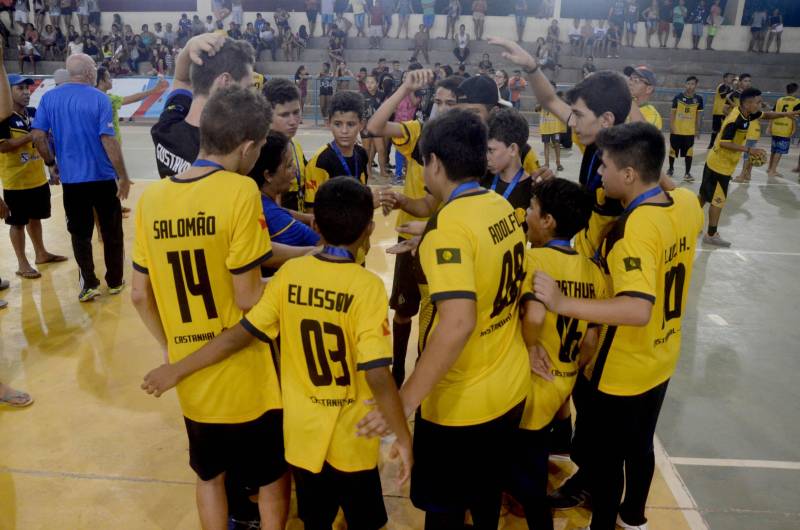 A etapa regional dos Jogos Estudantis Paraenses (Jeps), realizada de 16 a 19 de maio, no município de Igarapé-Açu, no nordeste do Estado, selecionou os times que vão disputar a etapa estadual, em junho, em Belém. Depois dos quatro dias de disputas, Castanhal (foto) foi apontada como a delegação que levará para a próxima etapa o maior número de times.
FOTO: RAI PONTES / ASCOM SEDUC
DATA: 20.05.2018
IGARAPÉ-AÇU - PARÁ <div class='credito_fotos'>Foto: Rai Pontes/Ascom Seduc | <a href='/midias/2018/originais/b1c7aff1-e250-45ab-90d4-bd68d4b92898.jpg' download><i class='fa-solid fa-download'></i> Download</a></div>