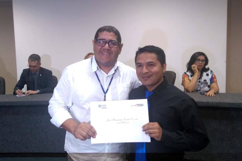 Sessenta e seis alunos da terceira e quarta turmas do curso Técnico em Secretaria Escolar foram certificados na manhã desta segunda-feira, em Belém. A formação foi oferecida pelo Governo do Estado, por meio do Instituto de Formação Profissional e Superior (Iseg) e da Escola de Governança Pública do Estado (EGPA). A cerimônia ocorreu no auditório da autarquia e contou com a presença da secretária de estado de administração, Alice Viana, que representou o governador Simão Jatene. Na foto, Carlos Alberto de Miranda Pinheiro (e), diretor de desenvolvimento de pessoas da SEDUC.
FOTO: ASCOM / EGPA
DATA: 26.03.2018
BELÉM - PARÁ <div class='credito_fotos'>Foto: ASCOM EGPA | <a href='/midias/2018/originais/b1d651da-7d3e-4aea-9d3f-805c8310d774.jpg' download><i class='fa-solid fa-download'></i> Download</a></div>