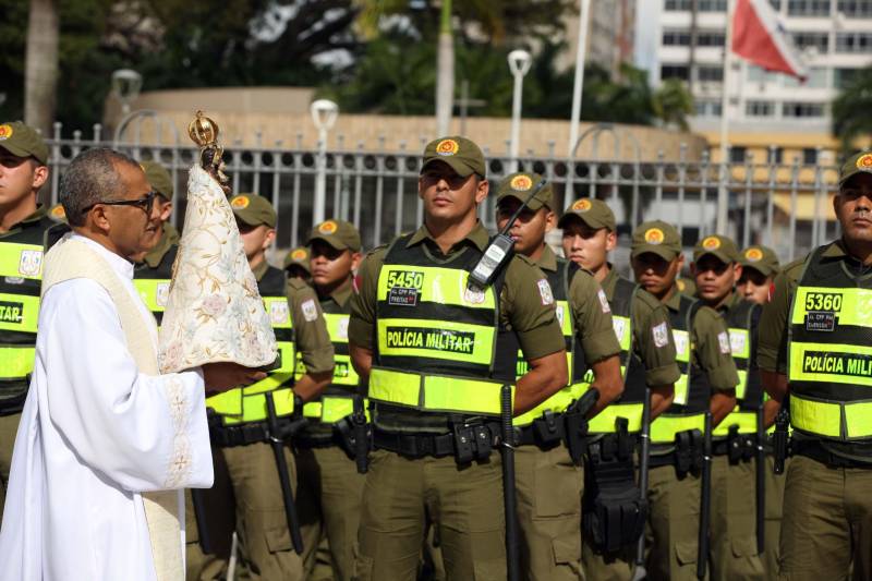 Cerca de 2 mil alunos do curso de formação de praças da Polícia Militar cumprem neste sábado (12) uma etapa importante da preparação: eles saem pela primeira vez às ruas, no estágio supervisionado, para vivenciar situações reais da carreira e, ao mesmo tempo, reforçar o policiamento ostensivo. Em Belém, cerca de 500 homens e mulheres se concentraram na Praça Santuário, em frente à Basílica de Nazaré, e saíram, em seguida, para diversos pontos da capital. A ação faz parte do pacote de medidas de combate à criminalidade e reforço da segurança pública anunciado pelo Governo do Estado.
FOTO: SIDNEY OLIVEIRA / AG. PARÁ
DATA: 12.05.2018
BELÉM - PARÁ <div class='credito_fotos'>Foto: Sidney Oliveira/Ag. Pará | <a href='/midias/2018/originais/b1e0541a-545e-4af2-ab84-4e71c914eb73.jpg' download><i class='fa-solid fa-download'></i> Download</a></div>