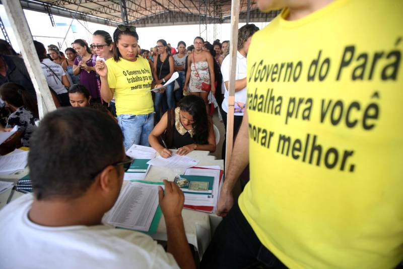 O governo do Pará, por meio da Companhia de Habitação do Pará (Cohab) entregou, neste sábado (24), as chaves dos 4 mil apartamentos do Residencial Viver Melhor Marituba. O local passa a ser, agora, a moradia de mais de 15 mil pessoas que aguardavam pelo empreendimento. Desde o início da manhã, servidores da Cohab estavam a postos, na quadra de esportes do Residencial, organizando a entrega das chaves dos apartamentos. A Companhia de Saneamento do Pará (Cosanpa) também atendia os novos moradores, que já podiam realizar o cadastro de suas unidades de consumo para ligação do fornecimento de água.
FOTO: THIAGO GOMES / AG PARÁ
DATA: 24.02.2018
MARITUBA - PARÁ <div class='credito_fotos'>Foto: Thiago Gomes /Ag. Pará | <a href='/midias/2018/originais/b1e0a8a8-1f03-49e4-895a-3418e6c713d1.jpg' download><i class='fa-solid fa-download'></i> Download</a></div>