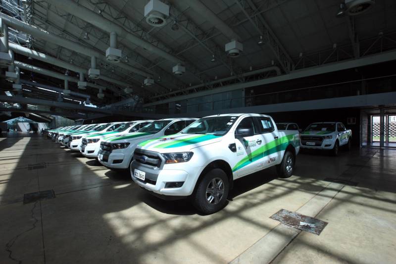 Objetivando reduzir o desmatamento em todo o Pará e aumentar a área inserida no Cadastro Ambiental Rural (CAR), o governo do Estado entregou, nesta quinta-feira (22), a gestores de 60 municípios, diversos equipamentos para dar apoio nas ações de fiscalização ambiental que são executadas pelas secretarias municipais de meio ambiente. Foram distribuídos hoje 68 caminhonetes, 99 notebooks, 21 projetores multimídias e câmeras digitais, somando um investimento de R$88 milhões.
FOTO: RODOLFO OLIVEIRA
DATA: 22.03.2018
BELÉM - PARÁ <div class='credito_fotos'>Foto: Rodolfo Oliveira/Ag. Pará | <a href='/midias/2018/originais/b1eebdfa-a436-4c23-bc54-ccaa4babfdbe.jpg' download><i class='fa-solid fa-download'></i> Download</a></div>