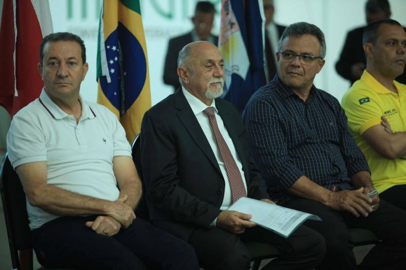 O Governo do Estado reforçou a parceria com a Prefeitura de Belém com a entrega, nesta quarta-feira (4), de 41 veículos que vão potencializar as ações de segurança na capital. A iniciativa faz parte do pacote de ações imediatas para 2018, anunciadas pelo Sistema de Segurança Pública do Estado em fevereiro deste ano contra a violência, que contempla a renovação da frota e equipamentos das Polícias Civil e Militar e fortalecimento das Guardas Municipais em todas as regiões do Estado, entre outras medidas. A entrega ocorreu no Hangar – Centro de Convenções e Feiras, em Belém. Ao todo, foram entregues 41 veículos, sendo seis picapes, dez carros modelo SUV e 25 motocicletas, totalizando um investimento de R$ R$2.062.160,00. Além das viaturas, foi firmado convênio entre o Governo do Estado e Prefeitura no valor de R$2.707.926,00 milhões para a compra equipamentos. O pacote contempla a aquisição de 300 pistolas 380, 16.200 munições e 600 coletes. As duas ações contabilizam mais de R$ 4,7 em investimentos para a Guarda Municipal de Belém. Na foto, o governador Simão Jatene.
FOTO: MÁCIO FERREIRA / AG. PARÁ
DATA: 04.07.2018
BELÉM - PARÁ <div class='credito_fotos'>Foto: MÁCIO FERREIRA/ AG. PARÁ | <a href='/midias/2018/originais/b1f8ec37-deae-4930-957c-f166a923be75.jpg' download><i class='fa-solid fa-download'></i> Download</a></div>