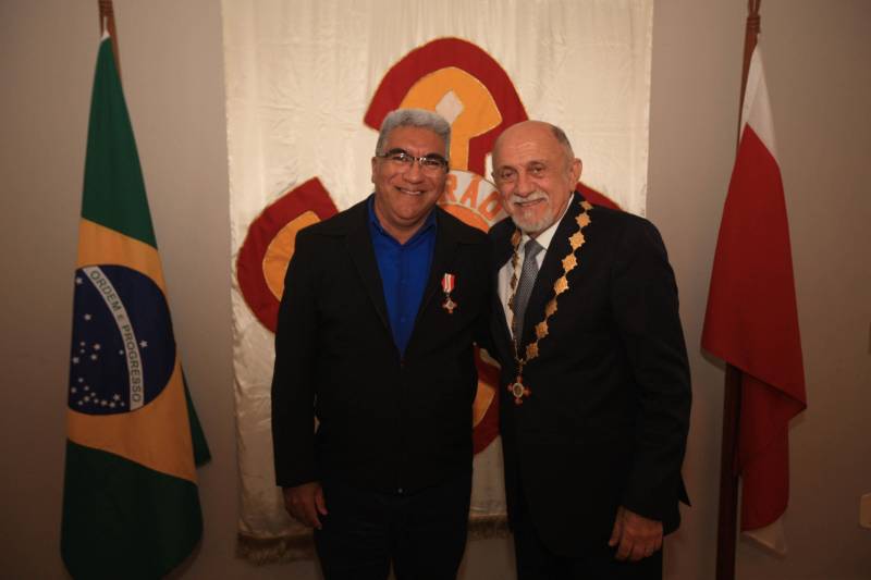 O Governo do Estado do Pará concedeu hoje 230 comendas do Mérito Grão-Pará (foto), a mais alta do Estado, a autoridades e servidores que se destacaram nos últimos oito anos de serviços prestados à população. “O ciclo que encerramos hoje não encerra nossa missão de servir ao público, porque uma vez servidores públicos, trabalhando em benefício da população, nunca mais deixamos de sê-lo, pois essa missão fica gravada em nossos corações”, disse o governador Simão Jatene aos agraciados. O governador entregou, pessoalmente, uma a uma as condecorações.  Das 230 medalhas, 14 foram no grau de Grande Oficial, 60 no grau de Comendador, 8 no grau de Oficial e 11 no grau de Cavaleiro aos servidores civis. Entre os militares, 4 receberam no grau de Comendador, 38 de Oficial e 109 no grau de Cavaleiro.

FOTO: CRISTINO MARTINS / AG. PARÁ
DATA: 31.12.2018
BELÉM - PARÁ <div class='credito_fotos'>Foto: Cristino Martins/Ag. Pará   |   <a href='/midias/2018/originais/b1f9c27d-a1ee-4d5e-a595-832483ccdfad.jpg' download><i class='fa-solid fa-download'></i> Download</a></div>