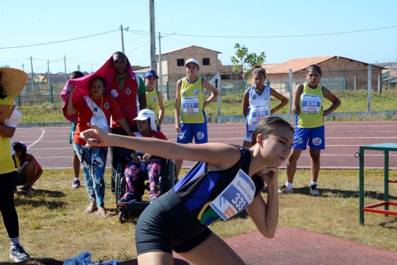 Na disputa houve partidas de goaball, bocha, tênis de mesa atletismo e natação. A promoção do evento é da Secretaria de Educação (Seduc) por meio do seu Núcleo de Esporte e Lazer (NEL). Conceição Felgueiras, coordenadora dos Jogos, fez avaliação positiva do evento, realizado pela primeira vez fora da capital paraense e que mobilizou mais de 270 pessoas diretamente, entre dirigentes, técnicos e acompanhantes dos paratletas. "Todos os paratletas participantes são vencedores. Além da competição, eles tiveram um momento para socializar e confraternizar -pois eram participantes de vários municípios do estado. O evento ainda cumpriu a missão de sensibilizar o poder público local sobre a importância do incentivo ao esporte paralímpico", disse.
FOTO: FERNANDO NOBRE / ASCOM SEDUC
DATA: 29.06.2018
MARABÁ - PARÁ <div class='credito_fotos'>Foto: FERNANDO NOBRE/ASCOM SEDUC | <a href='/midias/2018/originais/b1fa26b8-9ec2-46e1-8938-156677a2e877.jpg' download><i class='fa-solid fa-download'></i> Download</a></div>