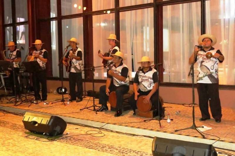 A orla da Estação será tomada por mais uma demonstração de valorização da cultura na sexta-feira (20). O projeto Pôr do Som vai receber o grupo Aracuã, a partir das 18h30. A entrada é gratuita. Há mais de três anos o grupo leva suas apresentações para o público, não apenas como forma de entretenimento, mas também como modo de preservação da cultural regional. “Esse resgate é dado por nós desde a escolha do nome do nosso grupo. Aracuã é uma ave típica da região que combina com uma das composições dos nossos mestres. Tudo feito pelos mestres, músicos e dançarinos busca elevar a nossa regionalidade”, explica o coordenador do grupo, Silvestre de Lima.
FOTO: ASCOM OS PARÁ 2000
DATA: 19.04.2018
BELÉM - PARÁ <div class='credito_fotos'>Foto: ASCOM OS PARÁ 2000 | <a href='/midias/2018/originais/b1fba715-4533-46f9-a110-6a874eac9e82.jpg' download><i class='fa-solid fa-download'></i> Download</a></div>