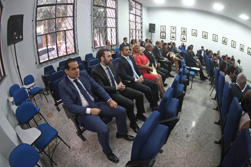 O procurador-geral do Estado, Ophir Cavalcante Junior, deu posse, na tarde da última segunda-feira (26), a seis novos procuradores do Estado, aprovados no 20º concurso público da Procuradoria Geral do Estado (PGE). O evento ocorreu no auditório do prédio-sede da instituição, em Batista Campos, Belém. Foram empossados Idemar Cordeiro Peracchi, Edson dos Santos Matoso, Ducival Carvalho Pereira Júnior, Giulliane Pinheiro Corrêa de Lima, Jobson de Oliveira Pereira e Arthur Marcel Batista Gomes. A cerimônia teve a presença do procurador-geral adjunto, Henrique Nobre Reis, do corregedor-geral da PGE, Paulo de Tarso Dias Klautau Filho, do presidente da Associação dos Procuradores do Estado, Ary Lima Cavalcanti, e de diversos procuradores do Estado, familiares e amigos dos empossados.
FOTO: THIAGO GOMES / AG. PARÁ
DATA: 27.03.2018
BELÉM - PARÁ <div class='credito_fotos'>Foto: Thiago Gomes /Ag. Pará | <a href='/midias/2018/originais/b202b591-5ab0-4183-b06f-431b404f478c.jpg' download><i class='fa-solid fa-download'></i> Download</a></div>